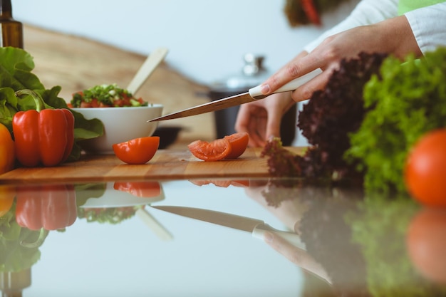 Osoba przygotowująca posiłek