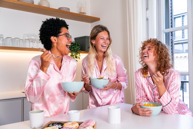 Uśmiechnięte osoby przy stole